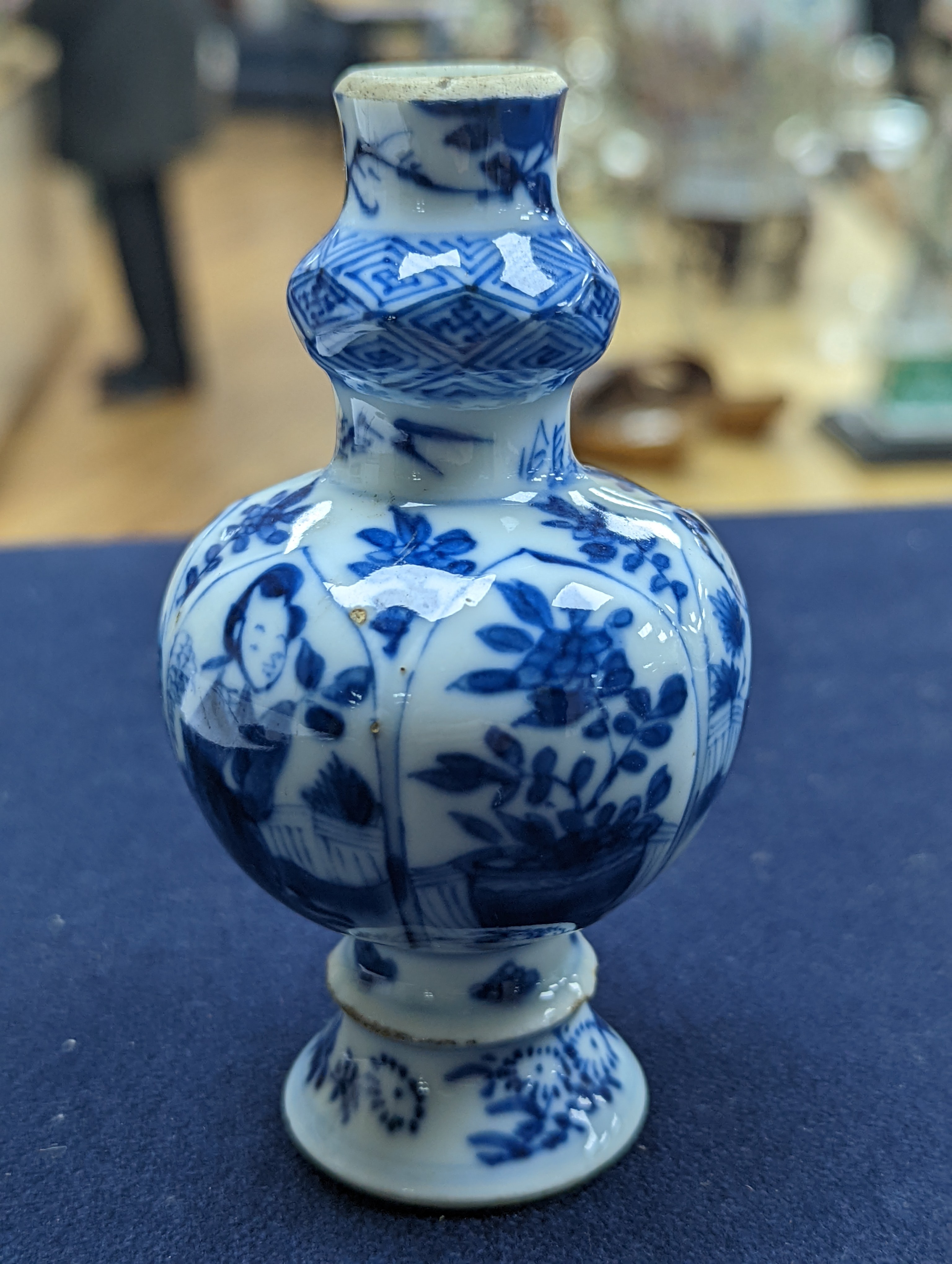 A Chinese Kangxi blue and white garlic neck vase, rim reduced 11cm